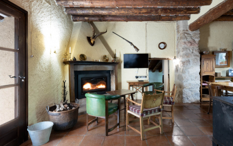 Rincón con TV y chimenea